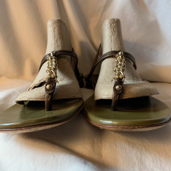 Gucci genuine leather T-strap sandals with buckle closure - Picture 3 of 10